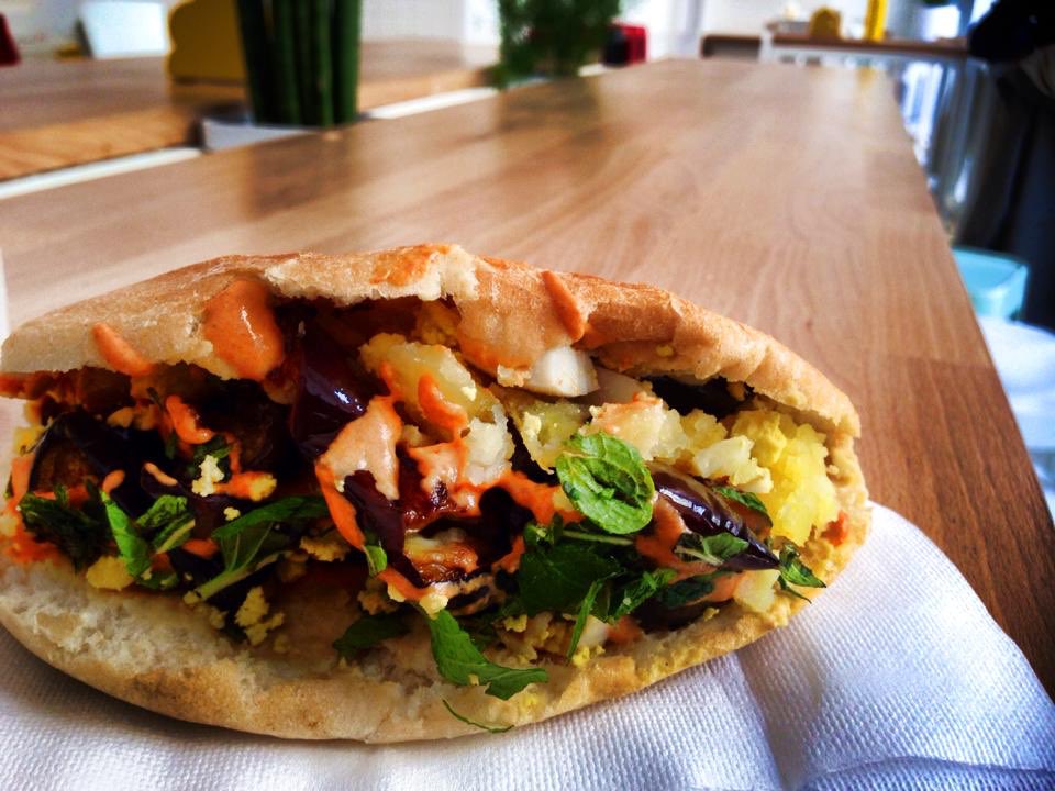 nadinesdiaries's tweet photo. Sabich:melanzane fritte, hummus,harissa piccante,uovo sodo, patate lesse,basilico e menta fresca..il panino più buono del mondo!!
@nunmilano https://t.co/uBEvut0Iya