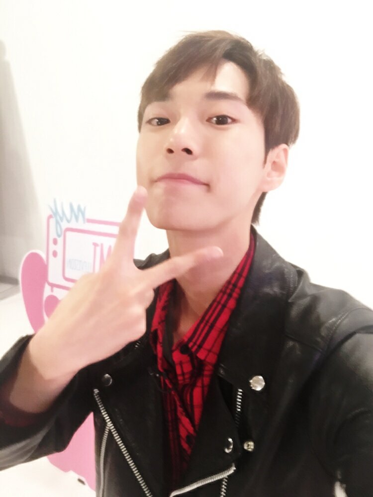 NCTBrasil's tweet photo. [#OFICIAL] 17.10.16 - Atualização do Vyrl App com o Doyoung. https://t.co/K2znaPxYf6