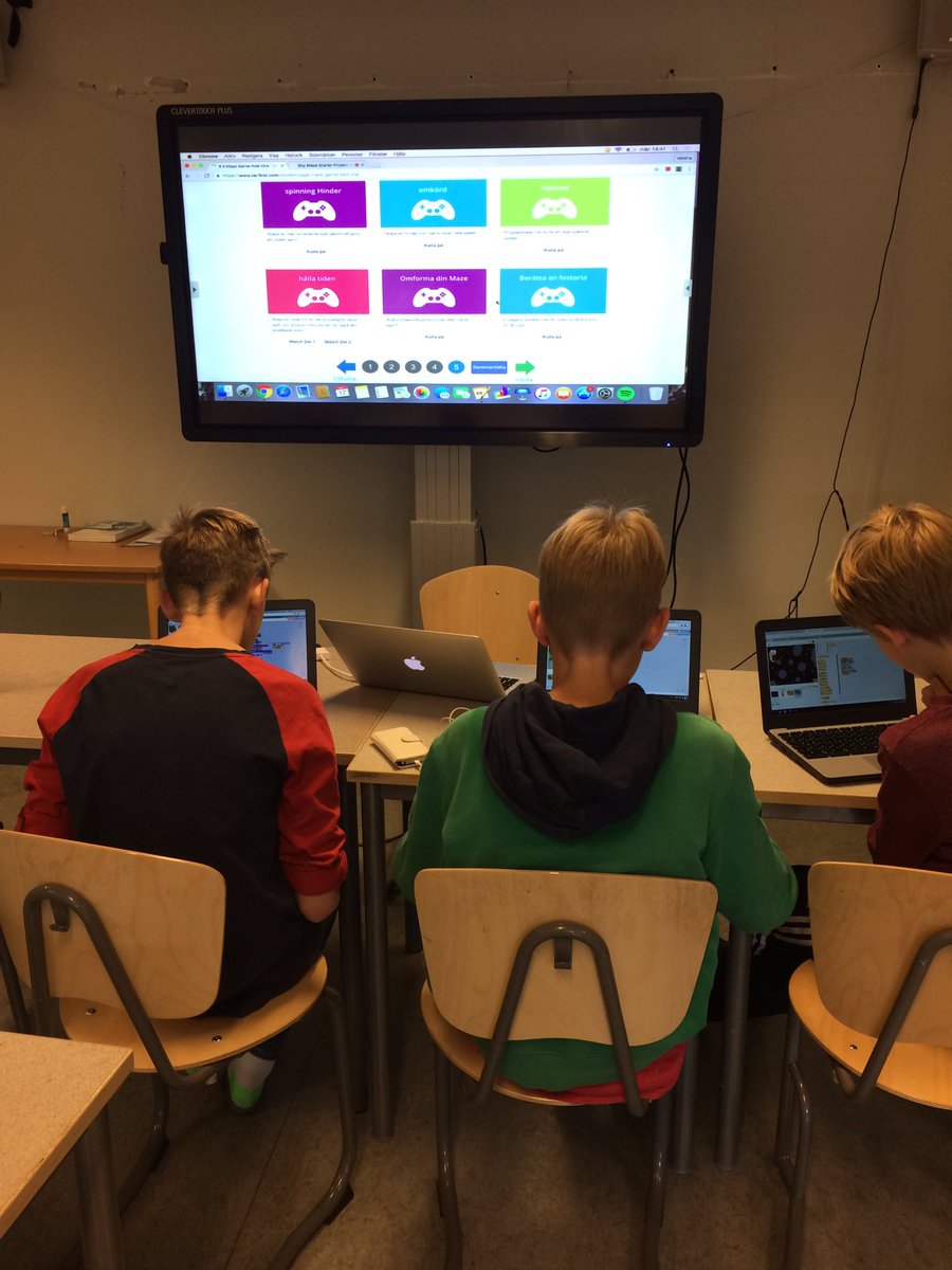 krsun_s's tweet photo. Programmering på schemat under Code week!#codeEU https://t.co/hbifLfXCIR