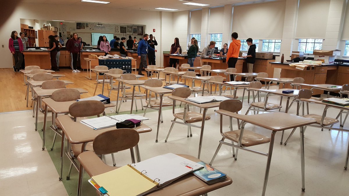 STEM_Bobby's tweet image. Clickers and group work in #PhysicsFirst #PirateSTEM