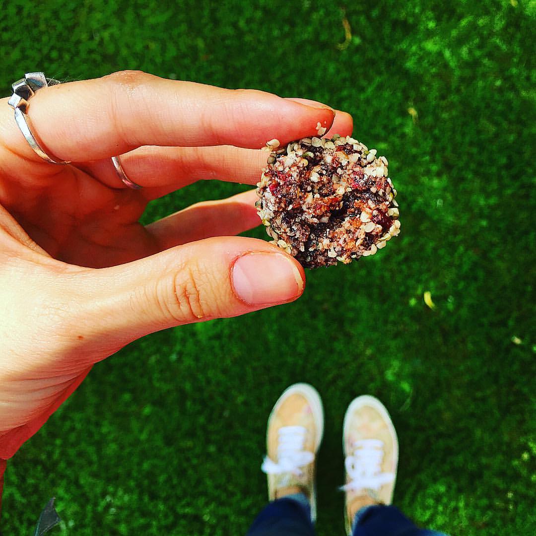 TRUFAS CRUDIVEGANAS ENERGÉTICAS :) Aprende a hacerlas aquí --> thegreenfuel.com…/09/06/trufas-veganas-energeticas/