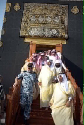 almlllk's tweet photo. نيابة عن #خادم_الحرمين .. أمير #مكة_المكرمة يتشرف بغسل الكعبة المشرفة .
 
#الكعبة_المشرفة #الكعبة https://t.co/yaRK4c9oJG