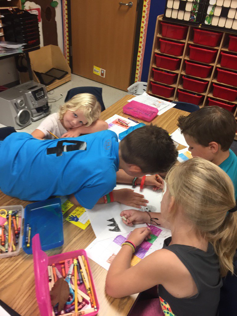 bennett_kinder's tweet photo. 🐻🐾 Having fun 🎉 working in groups making a Fall 🍁 poster! https://t.co/0eOVaev1L7