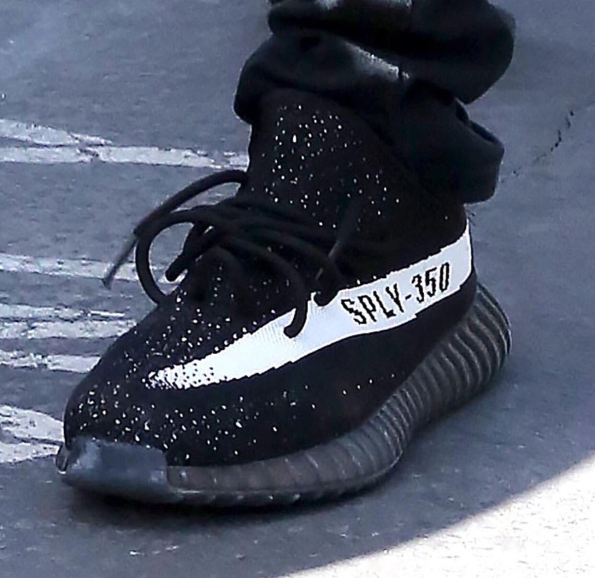 yeezy boost 350 v2 black white stripe