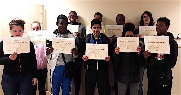 lefoyerdecachan's tweet photo. [Diplômes] Le 10 octobre 2016, c'était remise du diplôme national du #brevet pour nos (anciens) 3ème ! #BRAVO à eux ! #Cachan #DNB2016 https://t.co/6KCFtACiIt