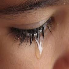 مؤلم
 جدا
 أن  
تجد
 أشياء قديمة لـ شخص قد رحل ولن يعود ابدآ،،،!