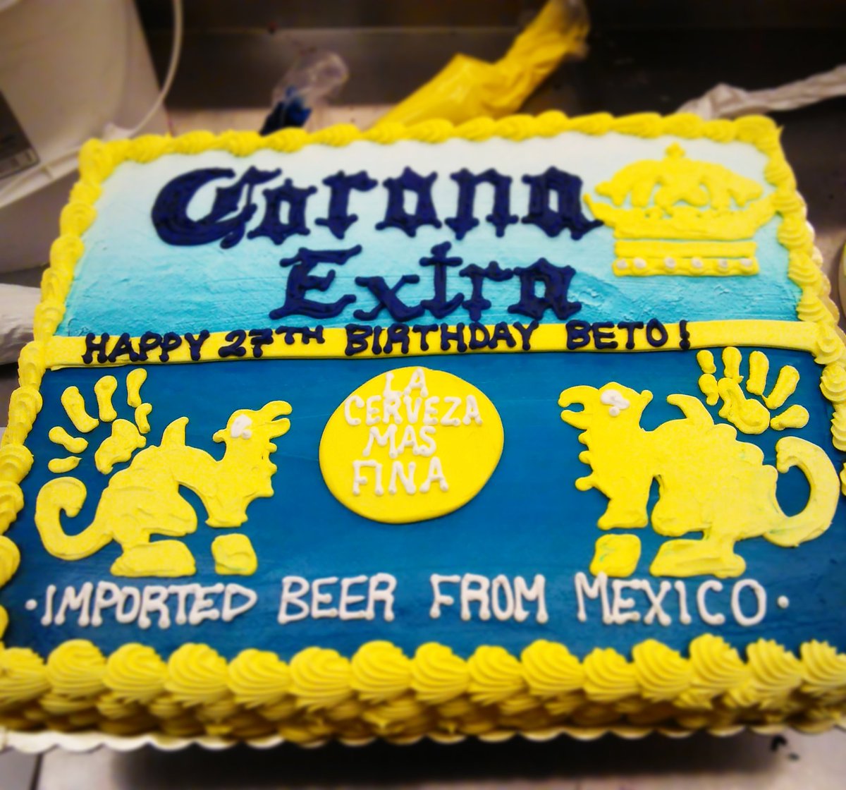 WickedFunCakes's tweet photo. Cheers 🍻 #Corona https://t.co/EnLF3S8Dbl