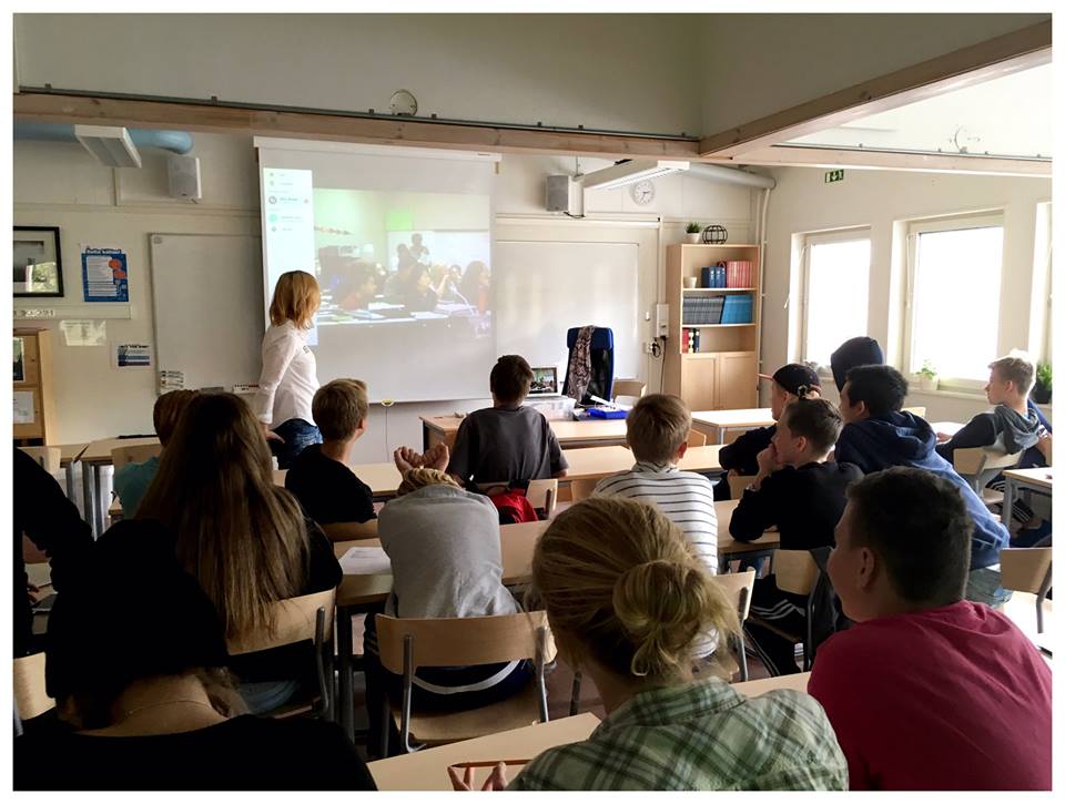 MariaNylund99's tweet photo. Year 8 in Stockholm has a Skype date with North Carolina #GRAAAB #Runbacka #GRA16 https://t.co/JlAXSORxRT