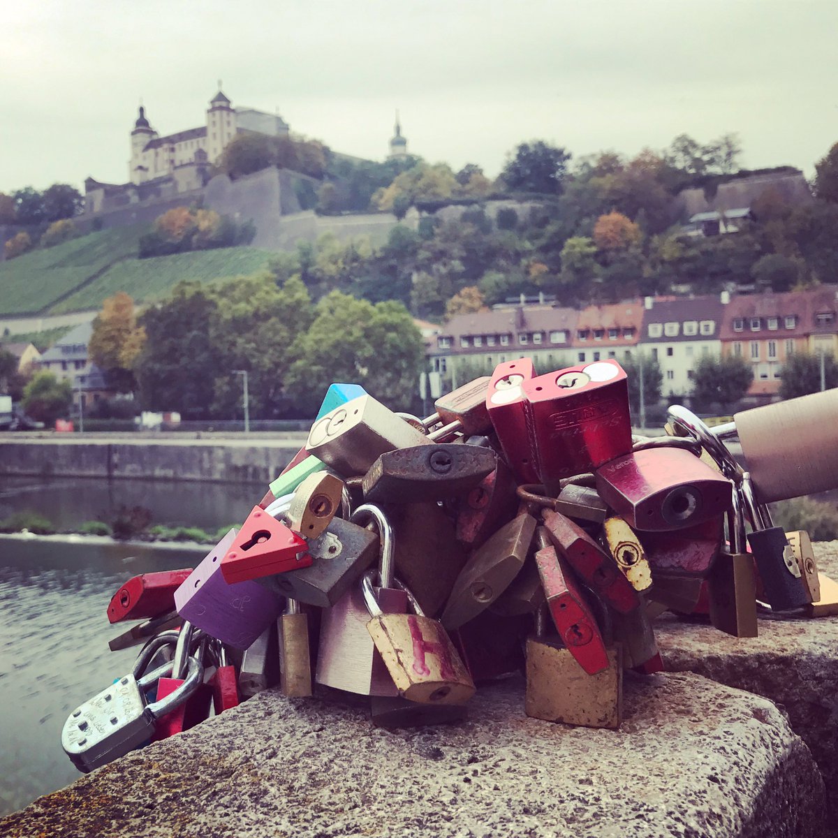 sweettweetangie's tweet photo. Liebesschlösser auf der Alten Mainbrücke 💞🔒💞 #würzburg #touriprogramm #sightseeing 
@PrinzBelafont https://t.co/3kbp1VwnxM