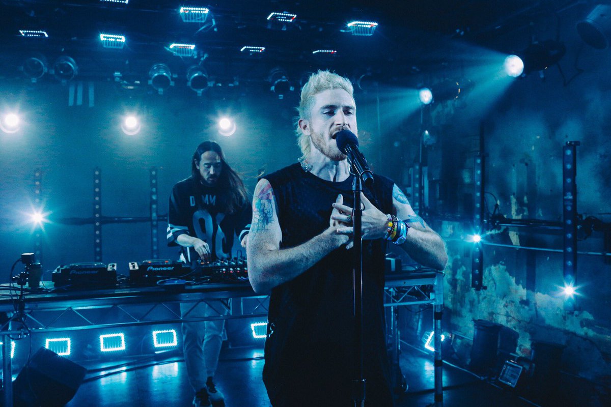 I was a 👶 🚶🏿 with giants 💯 feet tall #back2u #live @petricholas @walkthemoonband https://t.co/sccznJfKrr