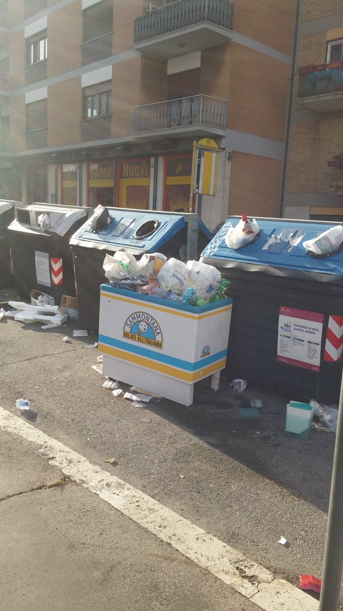 MNRuggiero's tweet photo. @romafaschifo nel mio quartiere hanno aggiunto un cassonetto. https://t.co/ncSR7q3qHV