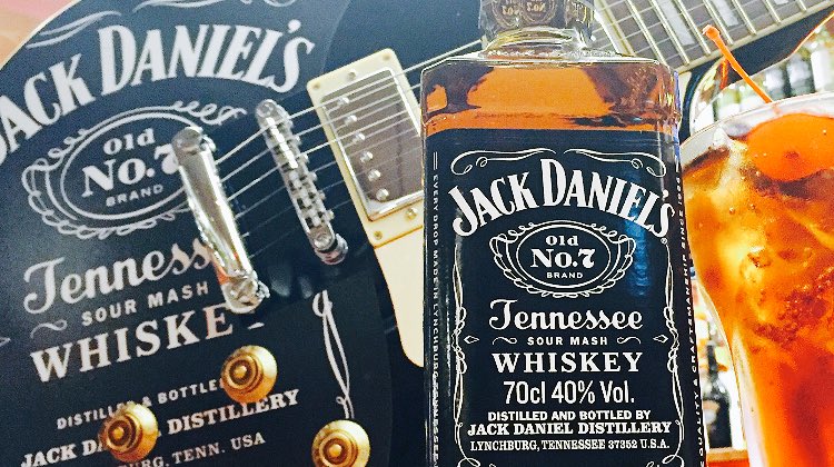 SMOKEYFORMBY's tweet image. RT @frankienbennys: #win a @JackDanielsUK guitar? RT, follow and like ! We will pick a winner! ????  #acml