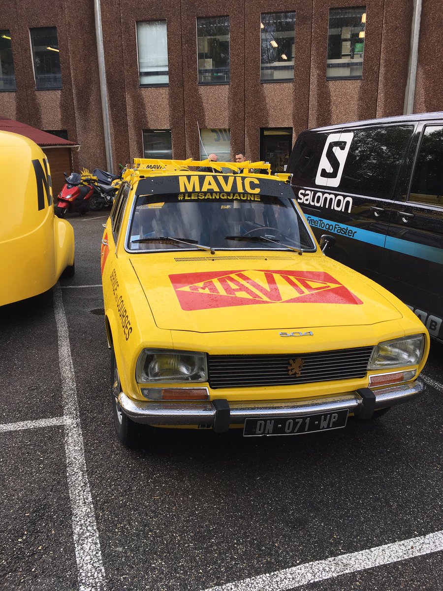 Loving this retro team car #mavic
