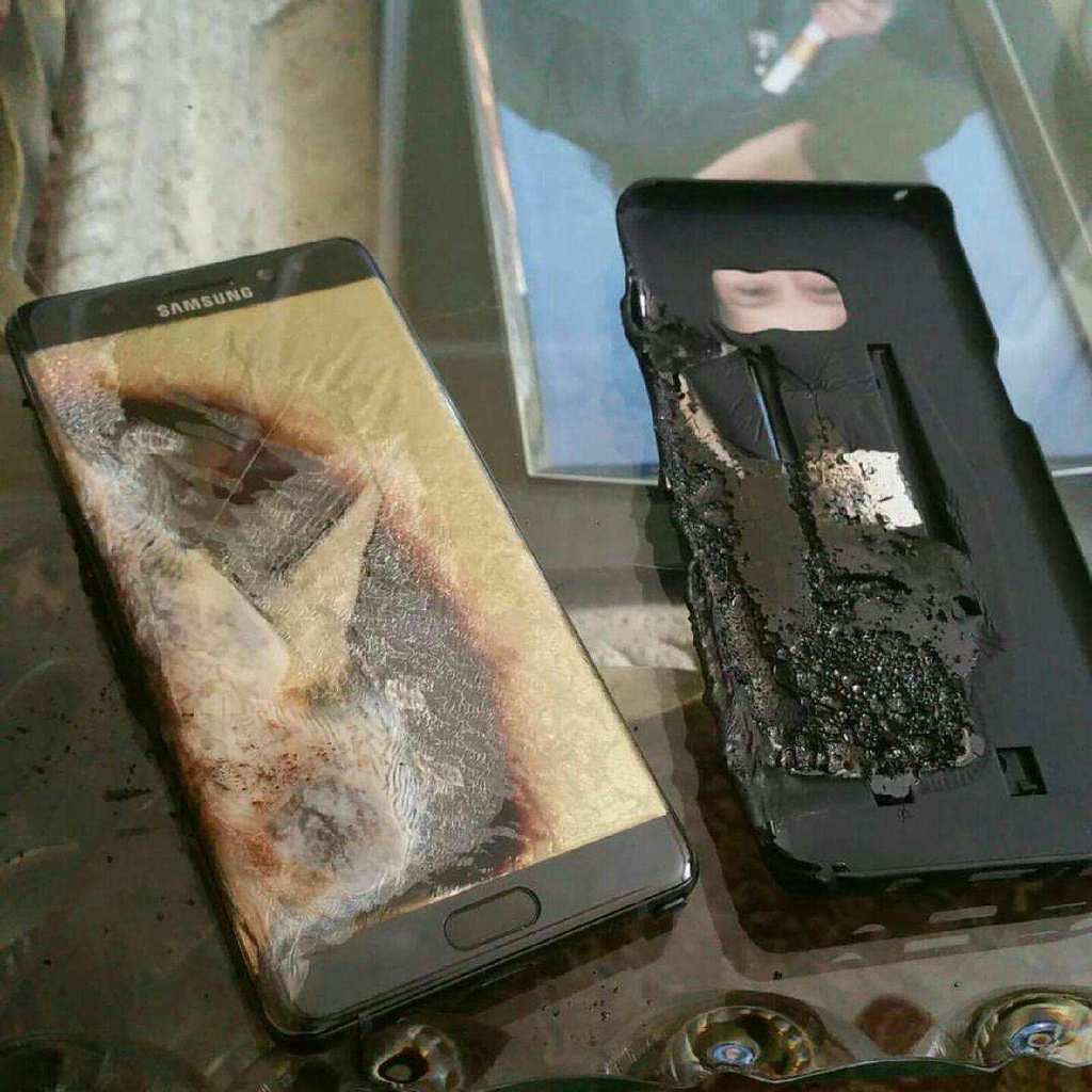 MisterTHP's tweet photo. Galaxy Note 7 flight ban spreads to airlines across the globe via /r/Android @thatshirtman https://t.co/PJs4SjQ8Yt https://t.co/bQUO6PAIUs