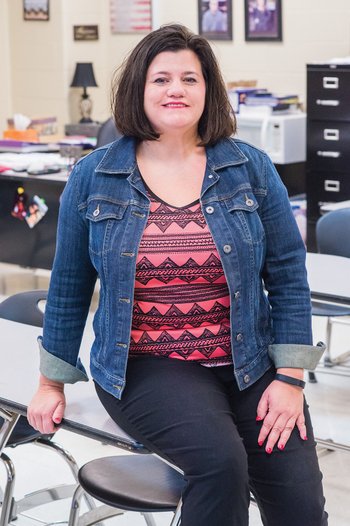 ThreeRivers_ADG's tweet photo. Angela Beason of @cabotsd has campaigned for the placement of thousands of wreaths at #NLR's veterans cemetery. https://t.co/POU9kOpc37 https://t.co/JhAYZrJjQf