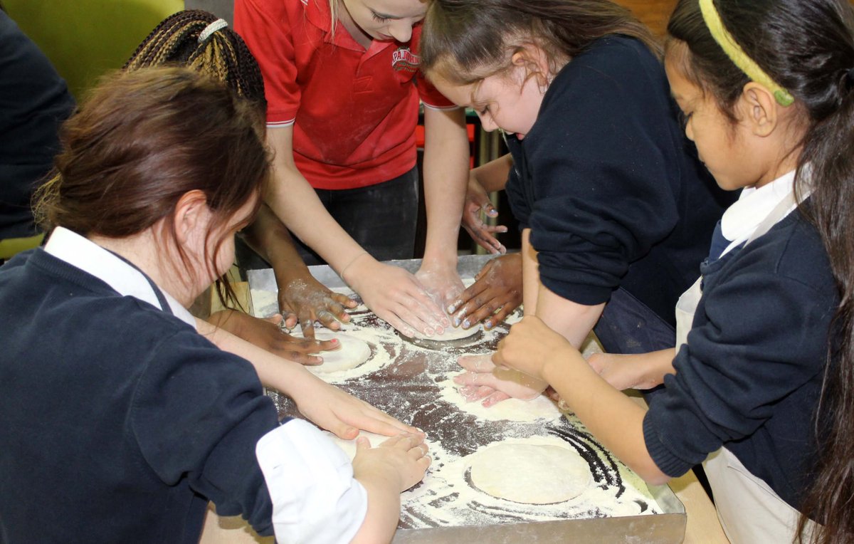 MercyGalway's tweet photo. Thanks to Oliwia winning the Supermac's #ArtCompetition, the class enjoyed their #PizzaMakingSession today #MakeandBake #MercyPupils https://t.co/P3n7MN2Ezo