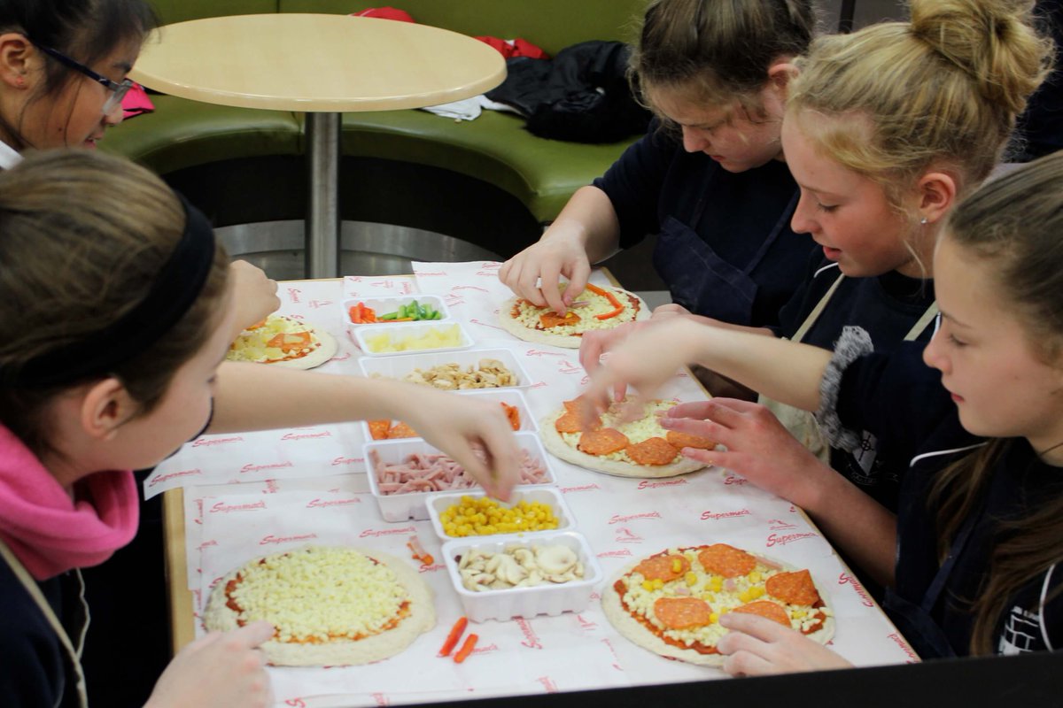MercyGalway's tweet photo. Thanks to Oliwia winning the Supermac's #ArtCompetition, the class enjoyed their #PizzaMakingSession today #MakeandBake #MercyPupils https://t.co/P3n7MN2Ezo