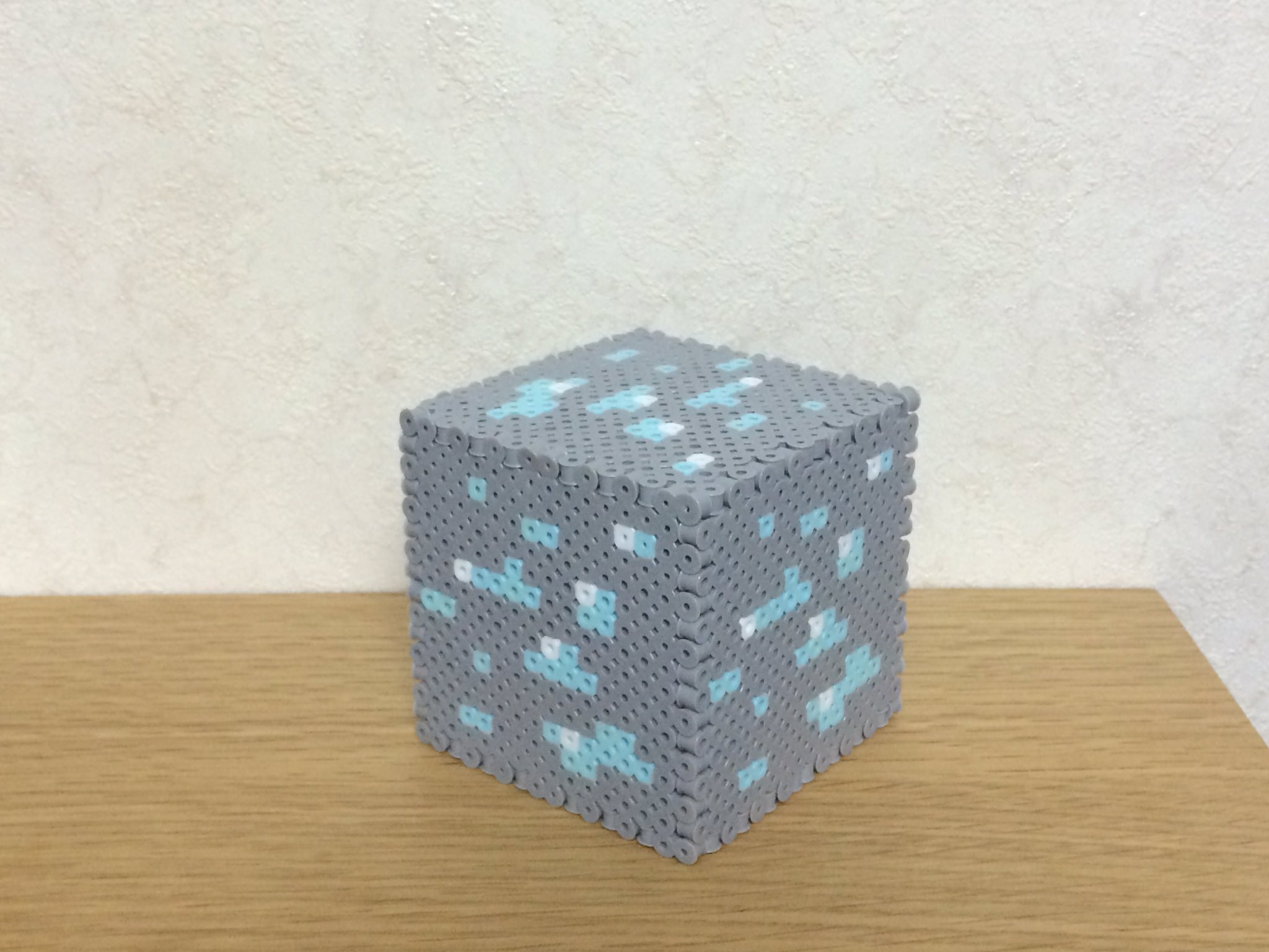 Sappoi さっぽい 立体アイロンビーズ ダイヤモンド鉱石とオークの木材作りました 最近作品がするする作れていい感じです 山完成まであと少しです O アイロンビーズ パーラービーズ Minecraft T Co Zhodu70hxt Twitter