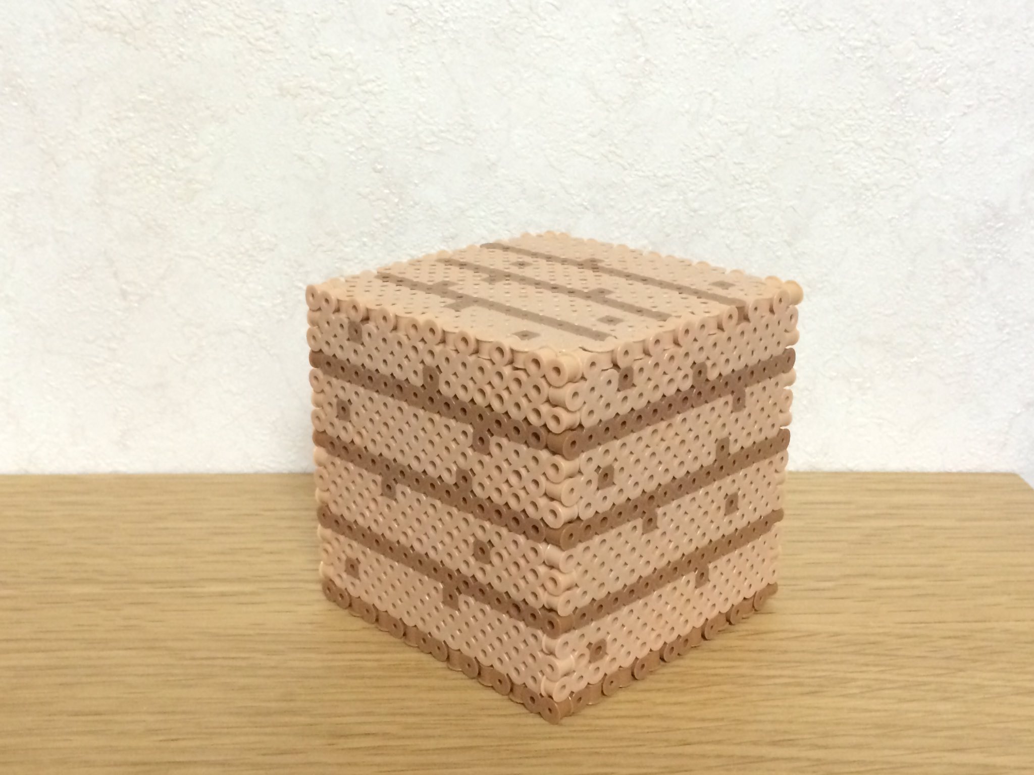 Sappoi さっぽい 立体アイロンビーズ ダイヤモンド鉱石とオークの木材作りました 最近作品がするする作れていい感じです 山完成まであと少しです O アイロンビーズ パーラービーズ Minecraft