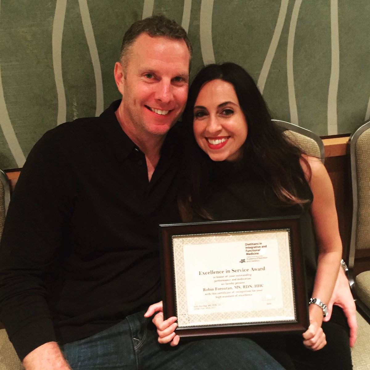 RobinNutrition's tweet image. Thanks to my #DIFMRd peeps 4 the Excellence in Service Award! ❤️ u guys! #FNCE