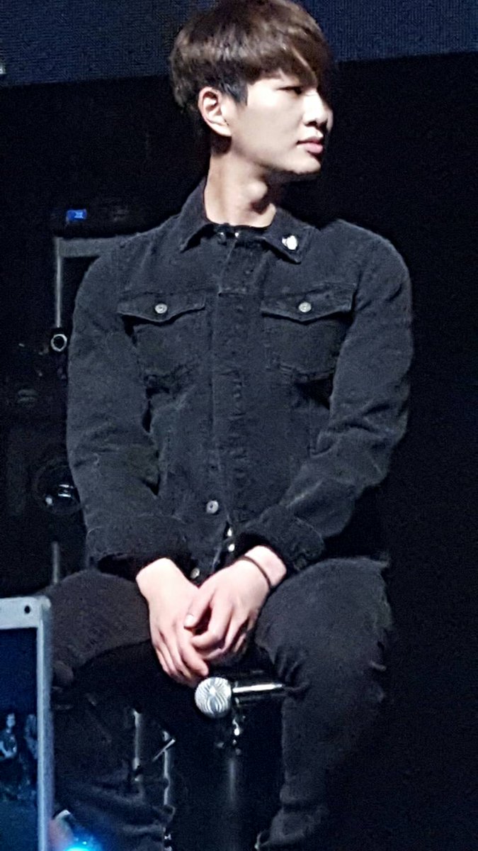 ONEWSSI89's tweet photo. BEAUTIFUL SMILE AND ONEW SANGTAE~♡♡ #SHINee #SHINeeInCHICAGO #Onew https://t.co/1gmnGUYE53