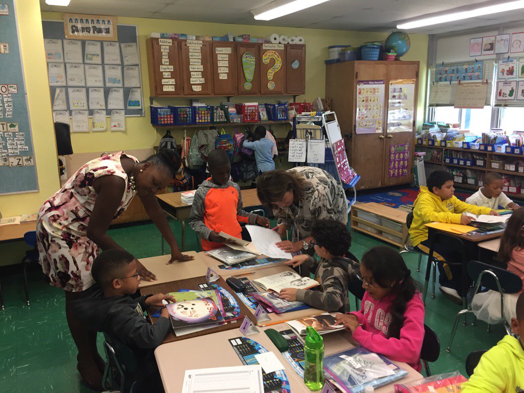 rhondataylor03's tweet photo. Scholars  self select a book for independent reading after a guided reading activity while their teacher conferences https://t.co/1lVxyqMCxd