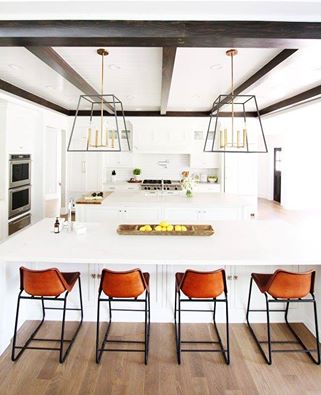 Hubbard_Wilm's tweet photo. No complaints about cooking in this #kitchen! A fresh and hip space with the Fulton pendants by @HinkleyLighting. #lighting #interiordesign https://t.co/5pEDFwwr9p