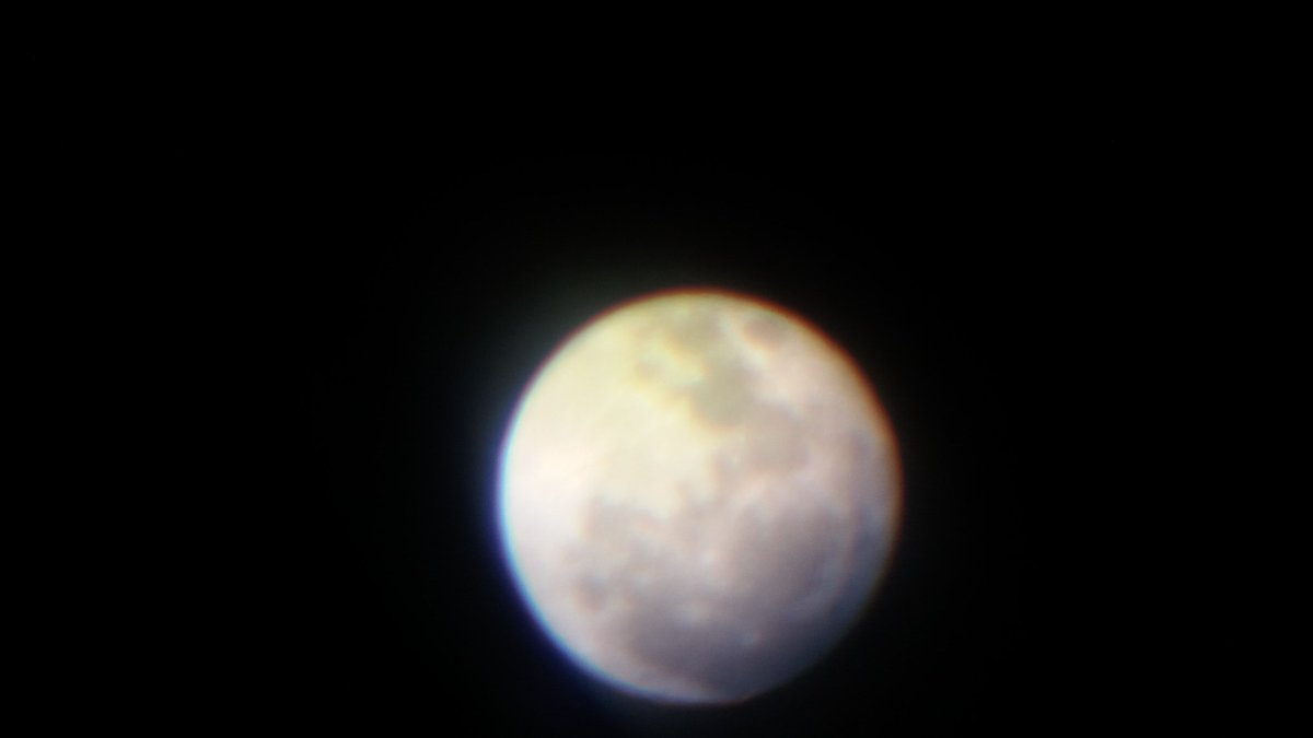 ProfIburga's tweet photo. @RGottino
Olá gente, gostaria de lés informar que... Essa e a lua de hoje tirada do meu telescopio por mim Molly Mishell.
#Lua_cheia 🌚 😍 https://t.co/PBpyQ6Ij0Y
