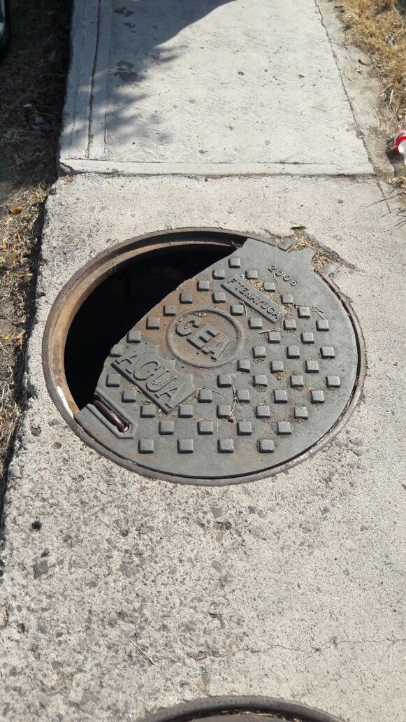 DCHistorico's tweet photo. Solicitud de apoyo a la @CEAservcliente @cea_qro para esta tapa que se encuentra en calle Del Paraíso, Col. San Pablo https://t.co/NgRZzAR5Zf