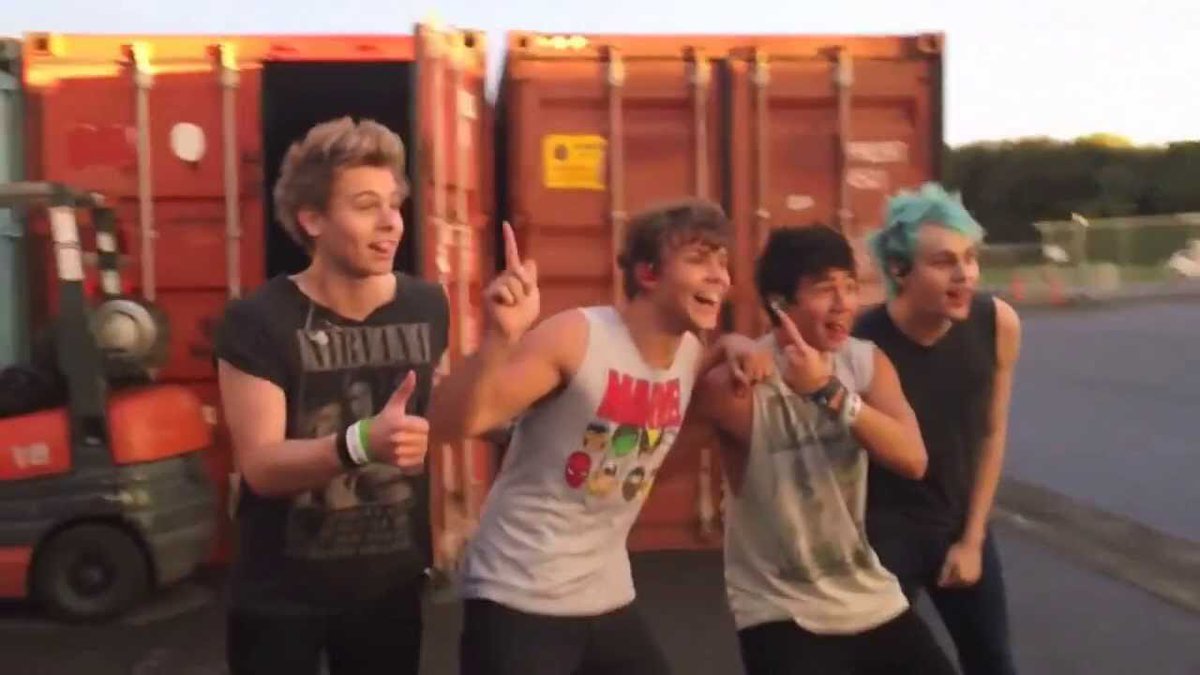 5SOSBonfire's tweet photo. Memories😭😍💘 https://t.co/poDDPQFsa0
