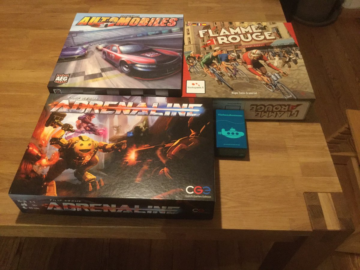 GarKnut's tweet photo. Auch von mir das diesjährige #SPIEL16-#lootpic. Sieht vor Wohnraumerweiterung und mit #Kickstarter-Stau mager aus. Gut für die Geldbörse. https://t.co/Qayh3whdMQ