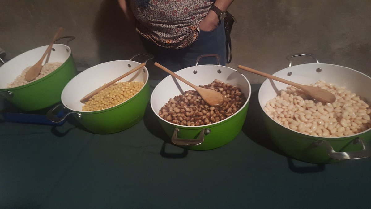 SetmanaBosc's tweet photo. Ara mateix, a la plaça de la Vila, tast de mongetes de diverses varietats de la comarca #setmanabosc #santceloni https://t.co/oTJWzgXNZC
