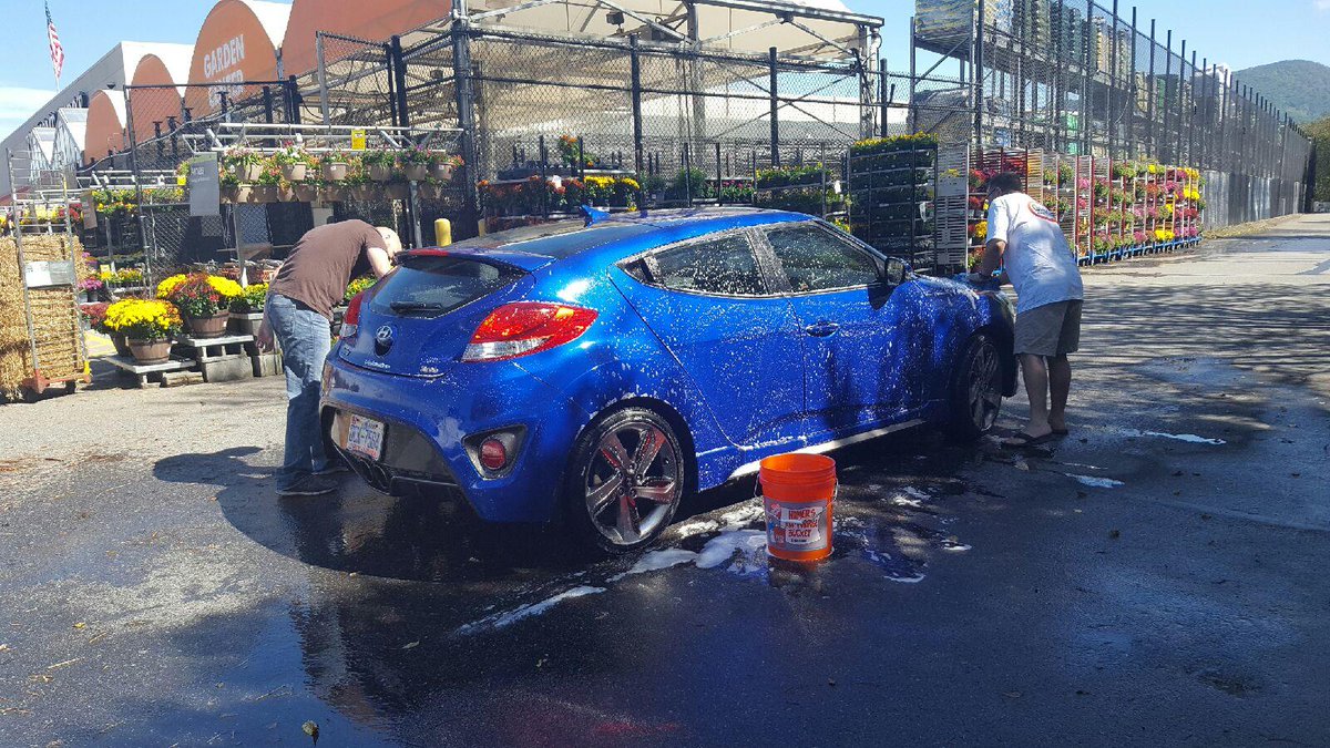 THDJoeyGarren's tweet photo. Having a great time washing associate's cars with Pete. @JoeStrongTHD @DouthitChris @3625VOA https://t.co/hITO6QI8Se