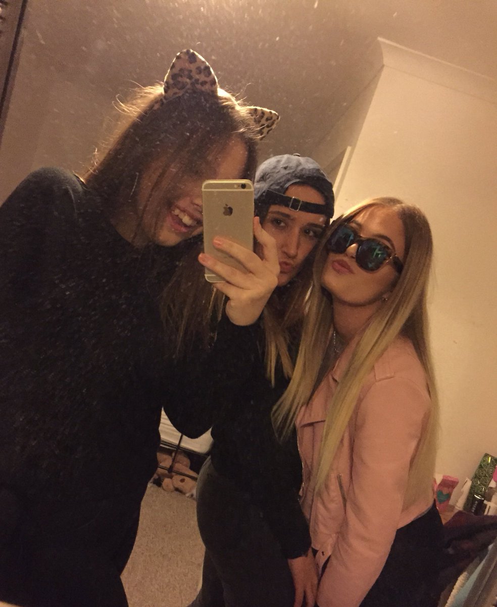 privateeellie's tweet photo. the night begins... https://t.co/1yOTba31s3