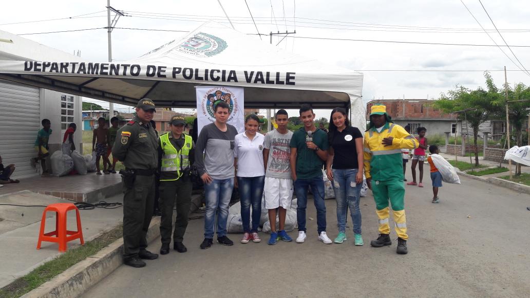 NodoGuacari's tweet photo. Asi se llevo a cabo la II jornada de limpieza y reciclaton en Guacari con apoyo de la policia y proactiva 
#yolimpiomibarrio https://t.co/aQzNerwWtL
