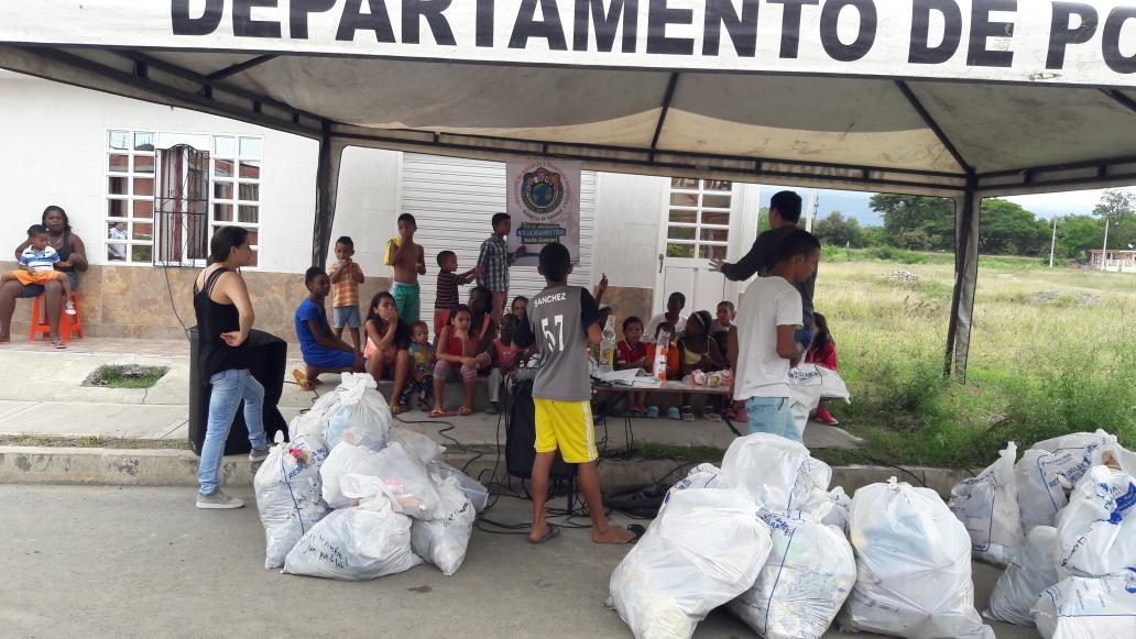 NodoGuacari's tweet photo. Asi se llevo a cabo la II jornada de limpieza y reciclaton en Guacari con apoyo de la policia y proactiva 
#yolimpiomibarrio https://t.co/aQzNerwWtL
