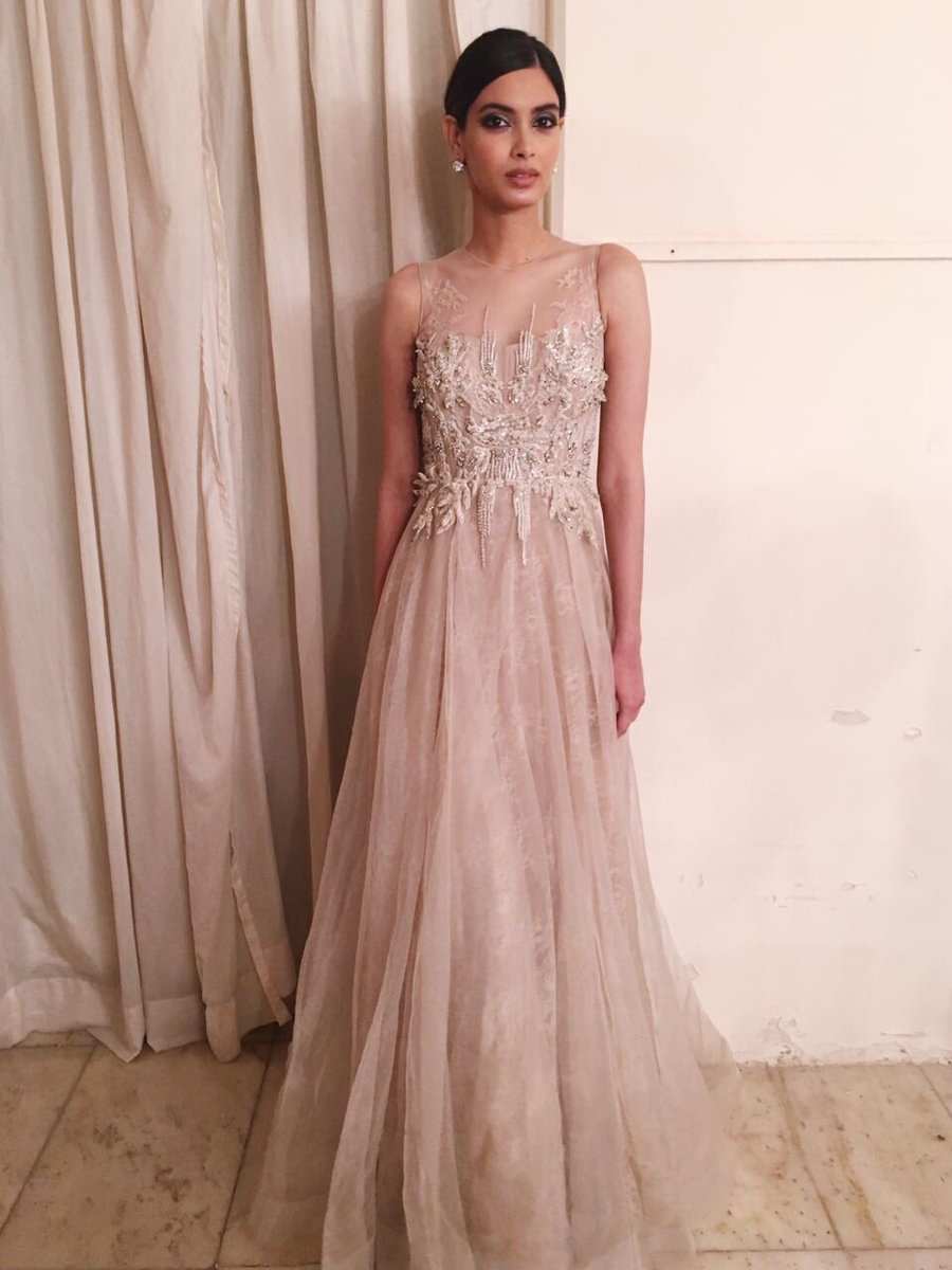 TeamDianaPenty_'s tweet photo. .@DianaPenty is ethereal in @falgunishanepea &amp; earrings by Harsh Sagar, at the #AbsolutElyxFilmfareGlamourAndStyleAwards. ❤️ #TeamDiana https://t.co/evdM1BWkLn