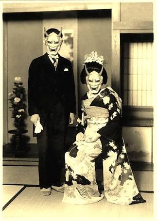 般若のお面を被って結婚式の写真を撮るのが昭和初期に流行っていた かもしれないそうです Togetter