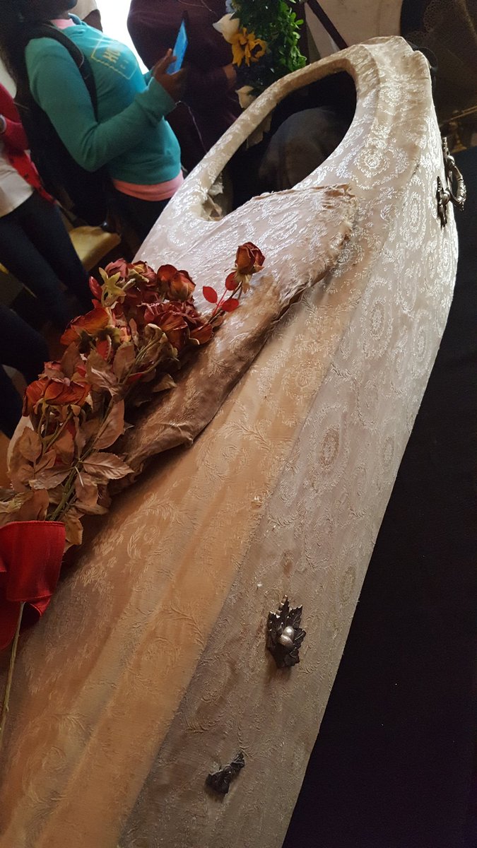 jli1201's tweet photo. Victorian style funeral. The casket is so elegant. #usaoakleigh https://t.co/j4DlYwQSap
