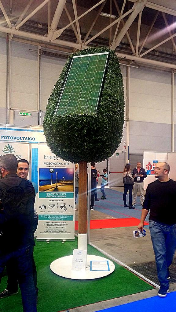 MakerFaireRome's tweet photo. Basta con i tetti, i pannelli solari metteteli sugli alberi! #EnergyTree è al Pad. 6.
#MFR16 https://t.co/uEzrZzclrv