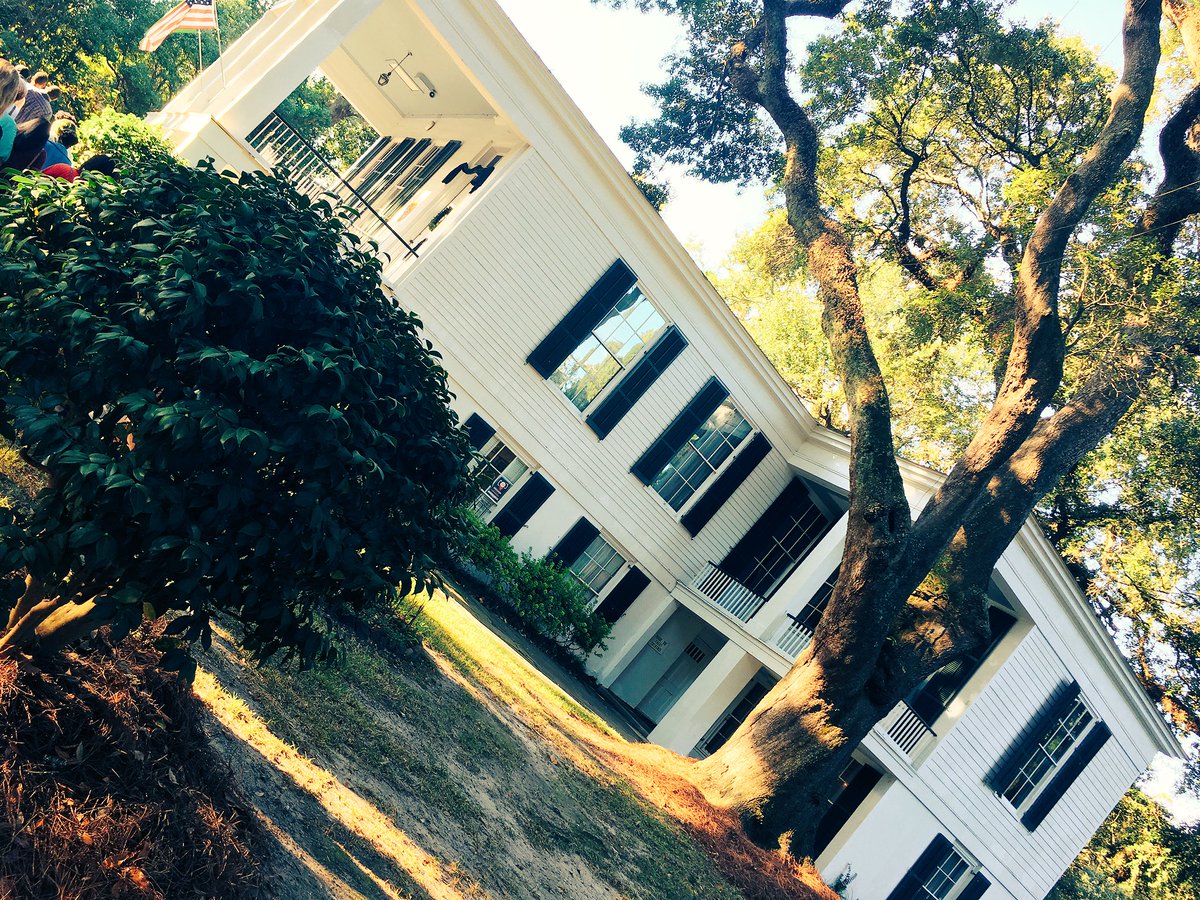 Chas_Sadie19's tweet photo. My first impression of the Oakleigh  Home was that it is well kept and very large #USAOakleigh https://t.co/HZYtVlg99C