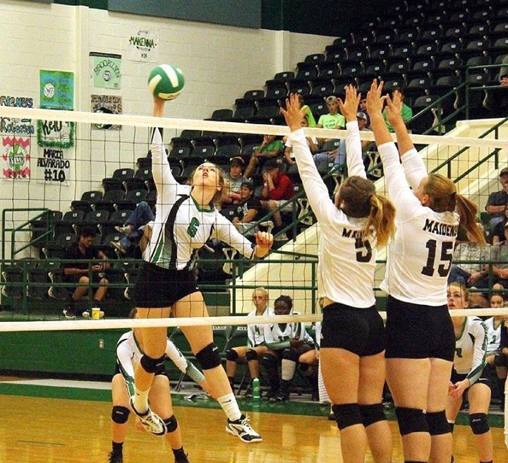 madisonmayes33's tweet photo. game day !!!!!! #beatbangs https://t.co/HglMKZuowY