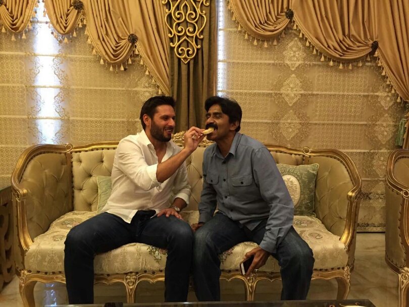 Maiiyyaa_'s tweet image. @SAfridiOfficial &amp;amp; #JavedMiandad meets &amp;amp; Miandad takes his allegations back against Afridi.💕💕
#IssueResolved! 😄