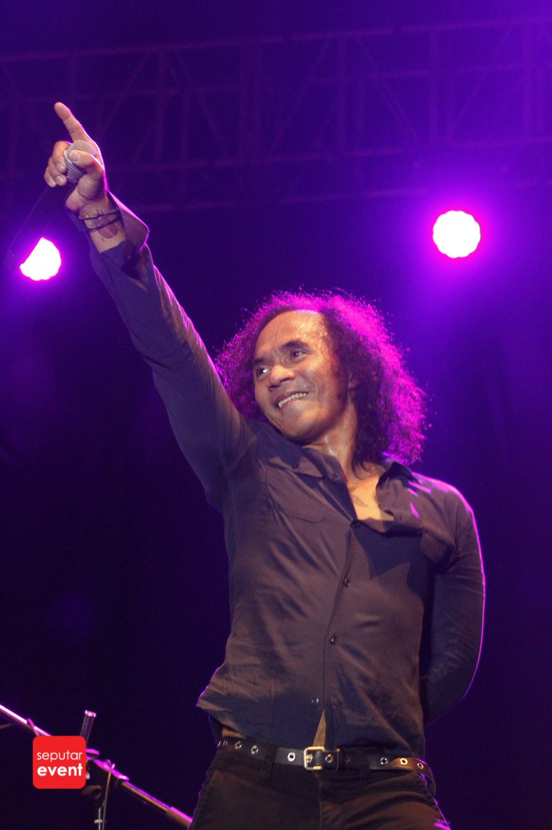 SeputarEvent's tweet photo. Kaka @fishgod membuka konser #ngeSlankRameRame aksi cinta Indonesia dgn single @slankdotcom "pulau biru" #LivetweetSE https://t.co/nYGtokSoan