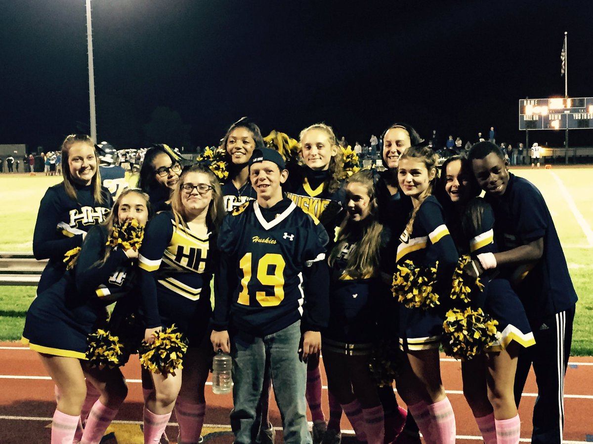 HighlandCSD's tweet photo. Highland JV Cheerleaders with two of the our biggest Husky fans! #keepitproud https://t.co/A4RIpCfVJB