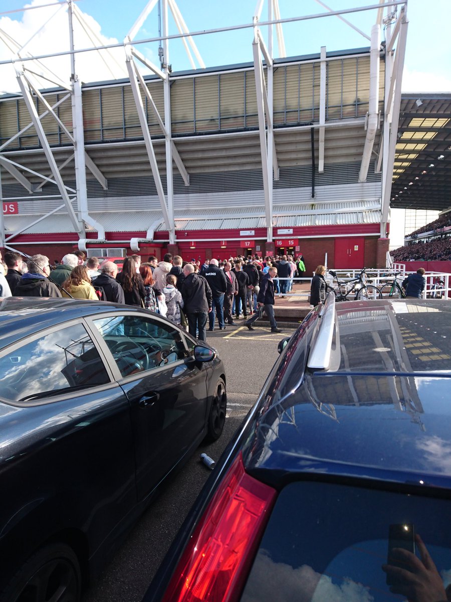 NeilMeadon's tweet photo. Kick off in 2 mins, been in que 10 mins https://t.co/aQL97Z9whg