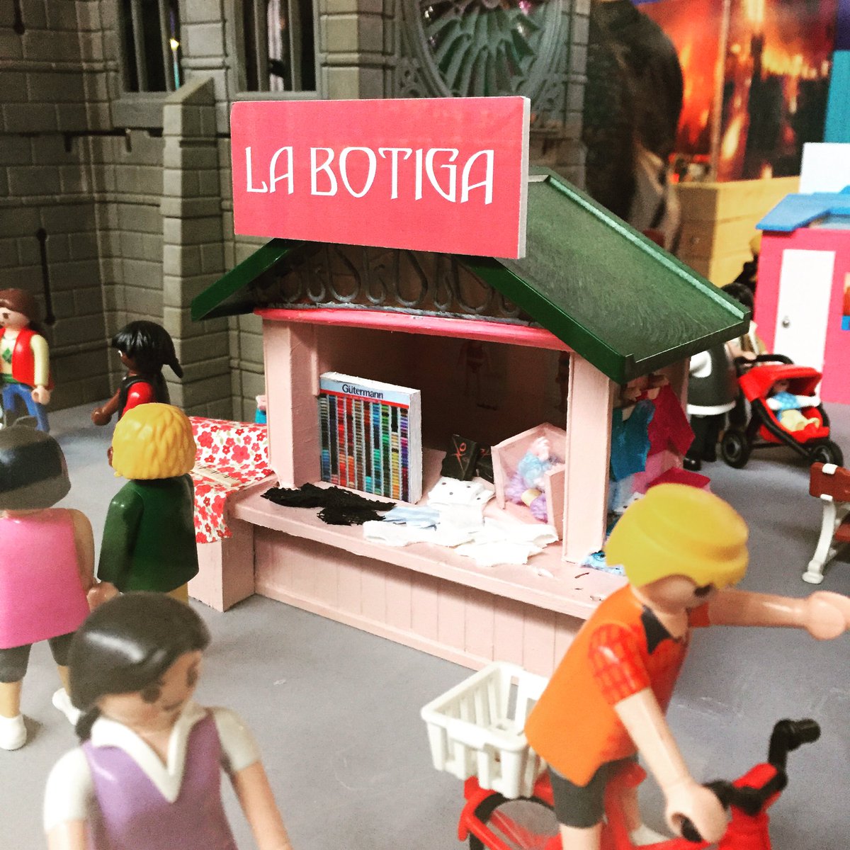 ClickPatum's tweet image. El comerç local de #montblanc és present a #Clickania2016 en format miniatura! No us ho perdeu!!