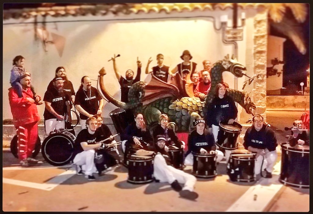 Desterrats's tweet photo. 14/10; Vam acompanyar els nostres amics del Drac de Castelldefels. Gràcies per convidar-nos, va ser un plaer!😈✌ @ACPCast @AjCastelldefels https://t.co/o4UmqCTc1d
