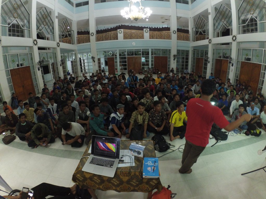 Sharing bareng aktivis dakwah kampus di Masjid UHO Kendari 😃😃😃