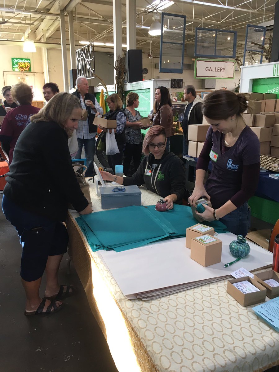 GlassAcademy's tweet photo. A customer making her purchase at #GlassAcademy's 8th annual #PumpkinFest. #dearbornmi https://t.co/gmEvLYrQXM